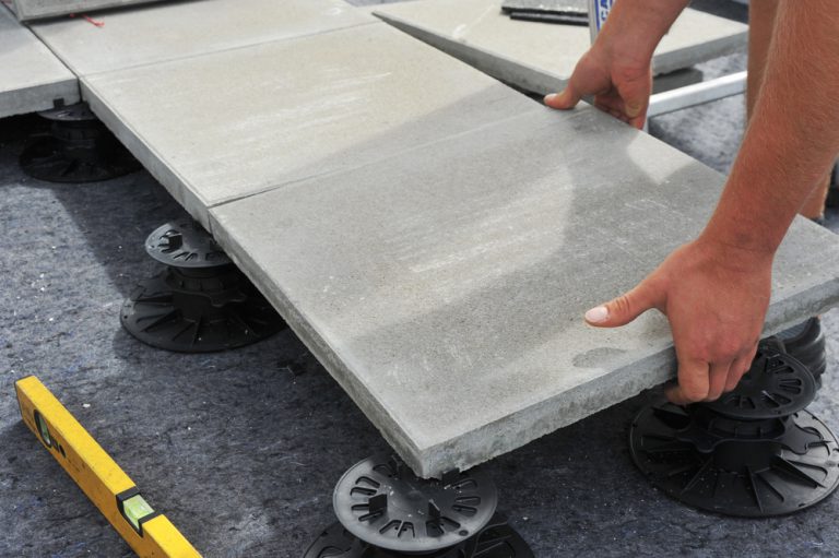 Terrassenplatten verlegen » Kosten, Sparmöglichkeiten und mehr