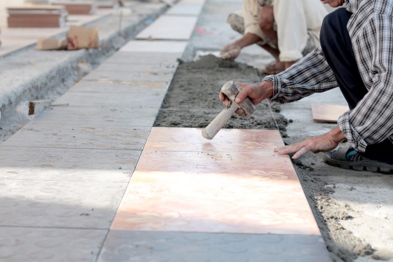 Terrassenplatten verlegen » Kosten, Sparmöglichkeiten und mehr