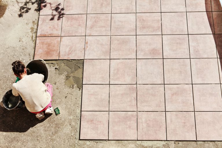 Terrassenplatten verlegen » Kosten, Sparmöglichkeiten und mehr