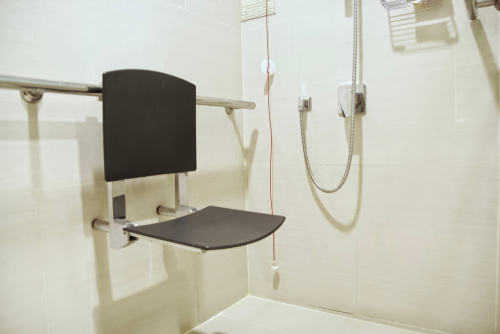 Behindertengerechte Dusche: Welche Kosten muss man rechnen?