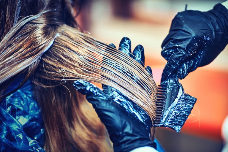 Haare färben » Kosten und Preisbeispiel im Überblick