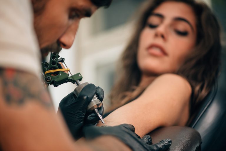 Tattoo am Oberarm » Kosten und Preisbeispiele auf einen Blick