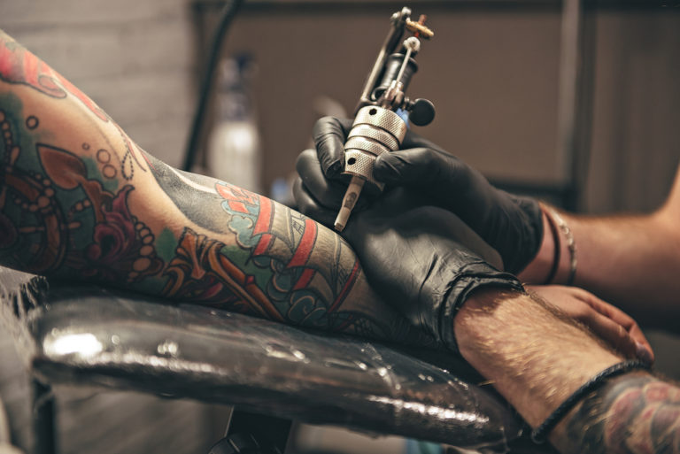 Tattoo am Oberarm » Kosten und Preisbeispiele auf einen Blick